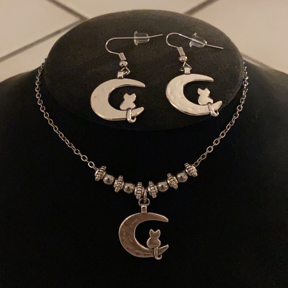Cat moon jewelry . Silver plated moon & cats . Boho earrings & necklace set - Picture 6 of 9